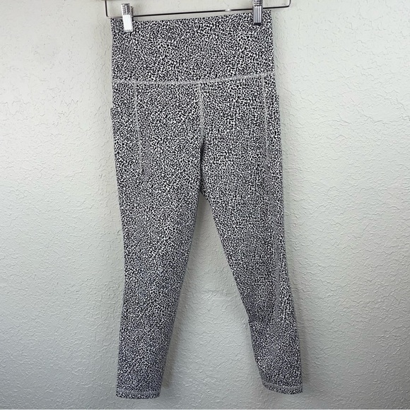 Athleta Salutation Stash Pocket II 7/8 Textured Tight - Picture 2 of 10